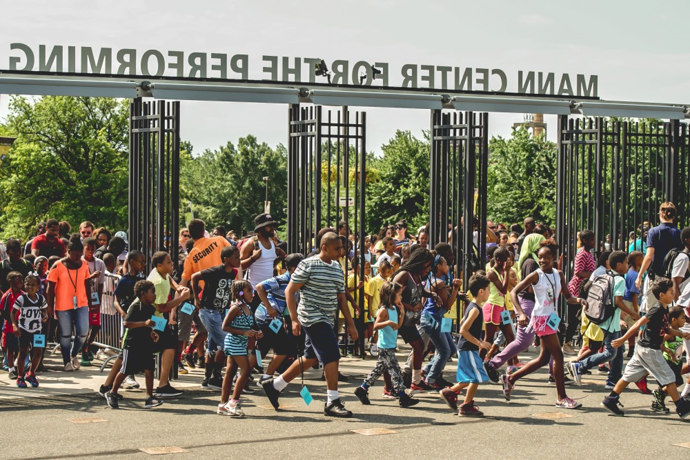 Children arriving at the Mann