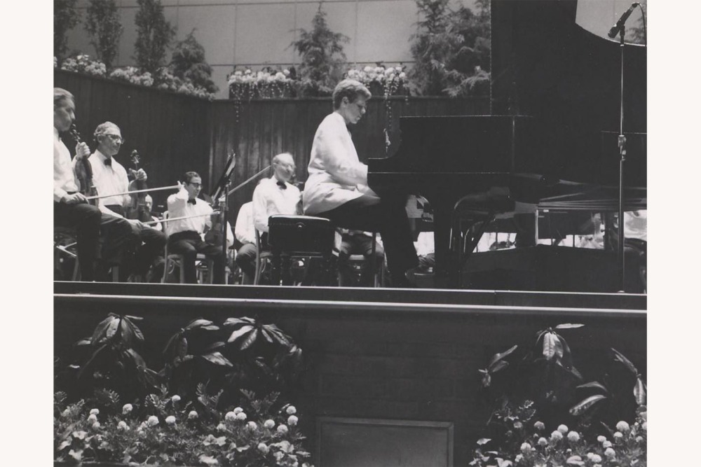 Van Cliburn plays the piano on the stage of the Robin Hood circa 1968.