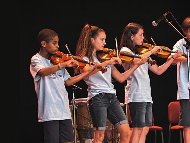 Children onstage playing violin