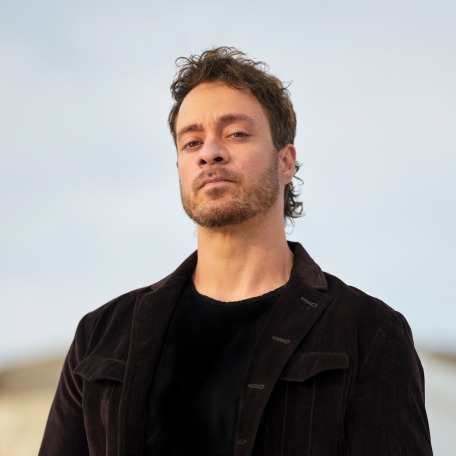 Press photo of Amos Lee